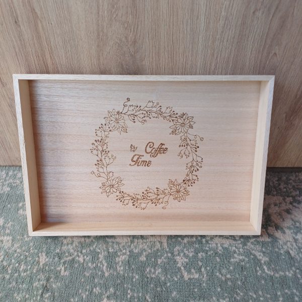 Dienblad met bloemenkrans